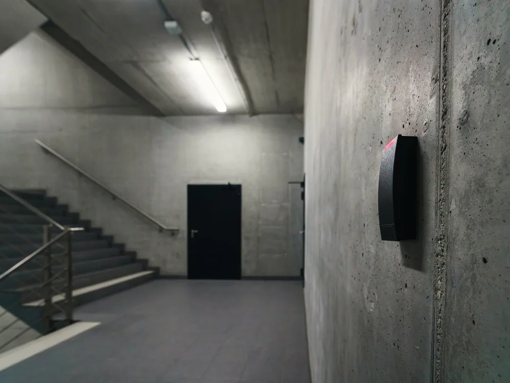 Betonnen trappenhuis in een bedrijfspand