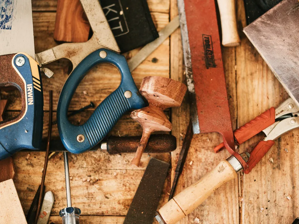 Handgereedschap op een houten ondergrond