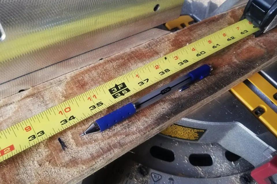 Rolmaat en potlood op een houten plank