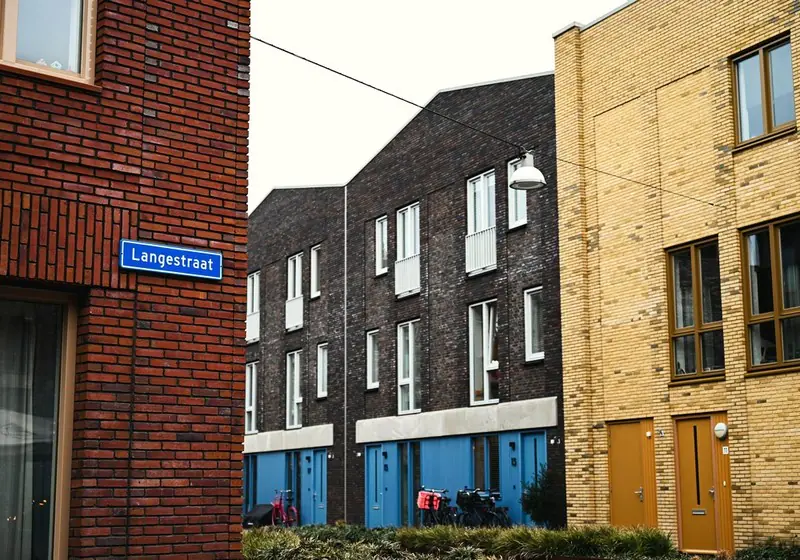Bakstenen rijwoningen in een nieuwere woonwijk