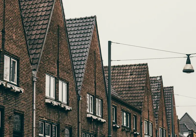 Rij bakstenen woningen met puntgevels
